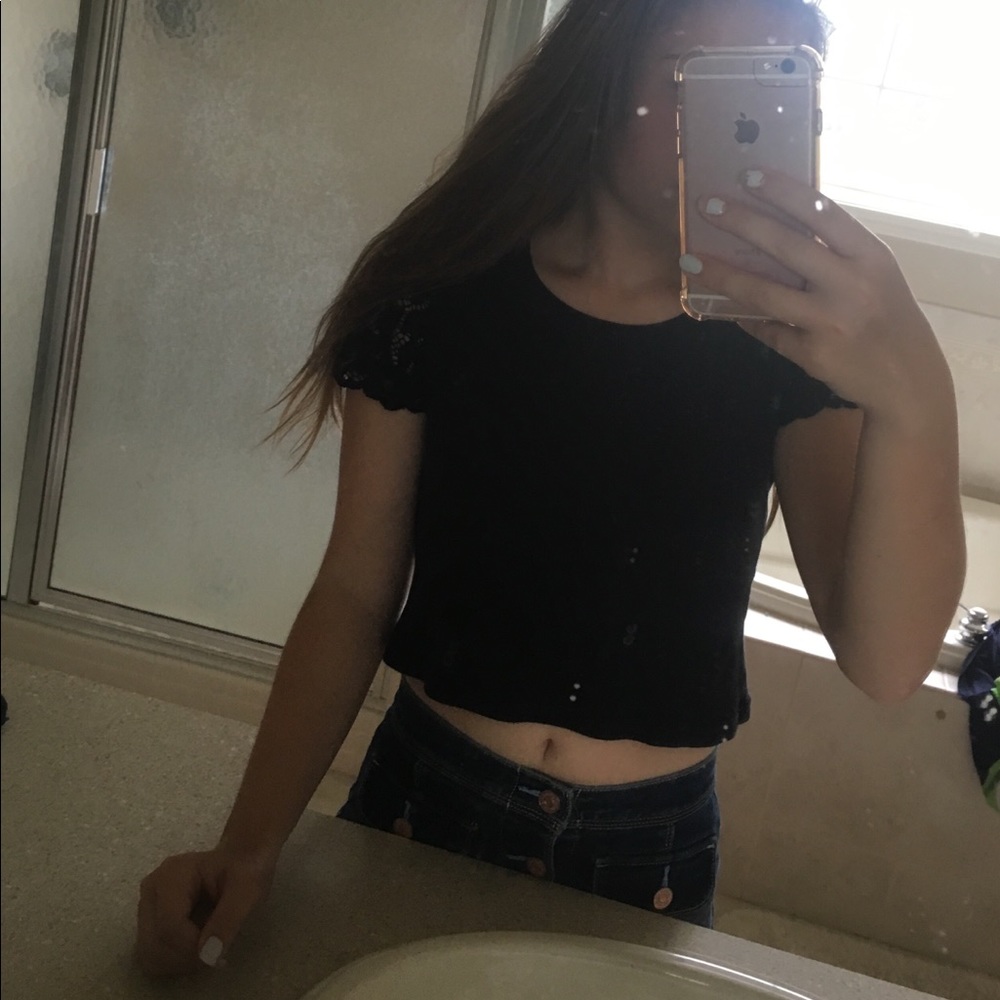 🎀•BLACK CROP TOP WITH LACE SLEEVES•🎀